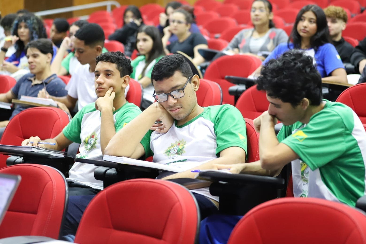 Pré-Enem Legal começa temporada 2026 com 18 aulões ao vivo aos sábados letivos