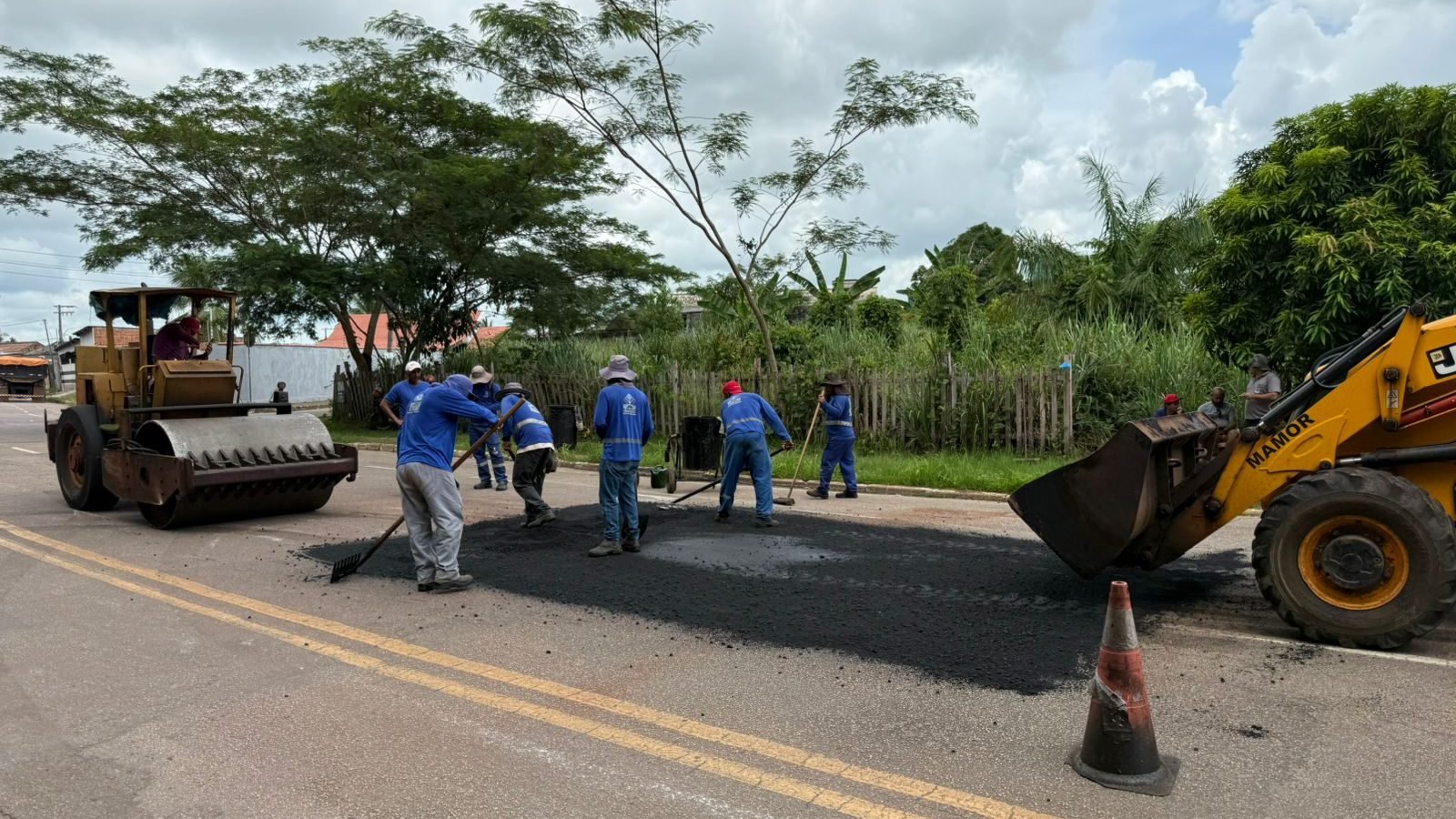Prefeitura faz tapa-buracos em corredor de ônibus no Universitário